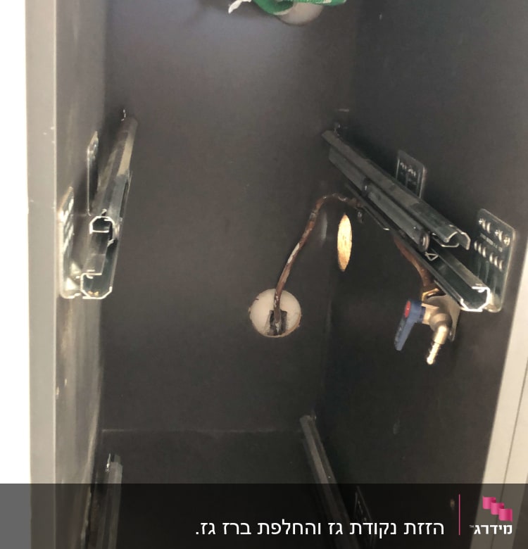צינור ירוק ושסתום בתוך ארון מתכת